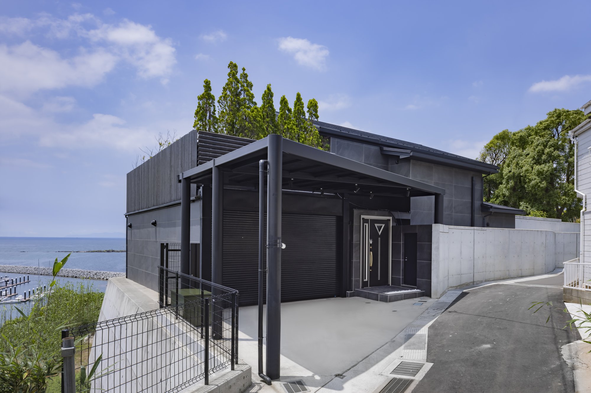 海辺のモダンな住宅の外観
